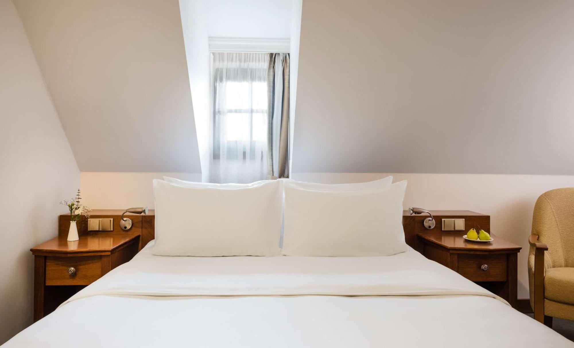 Queen Room,1558279951:JPEG